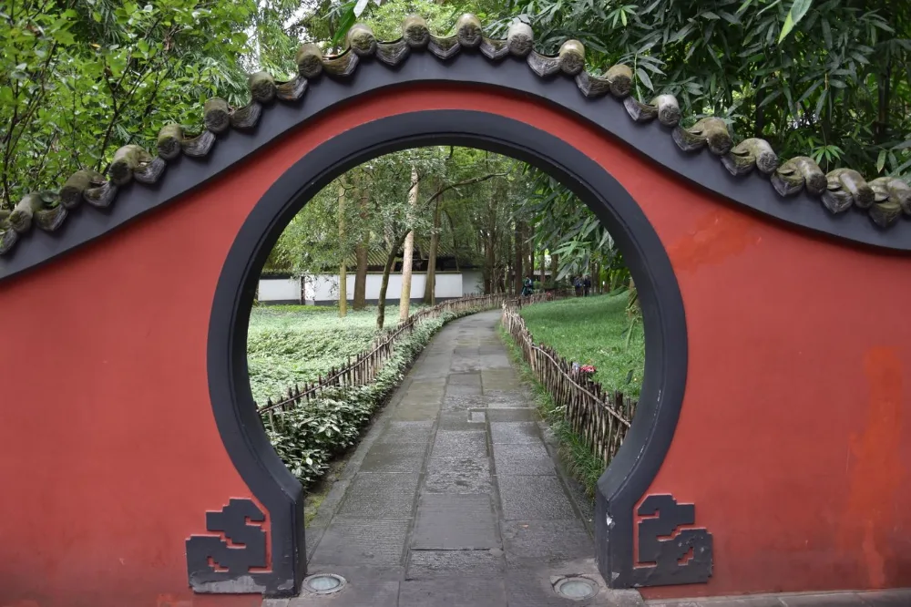 杜甫草堂的中式圆形园门