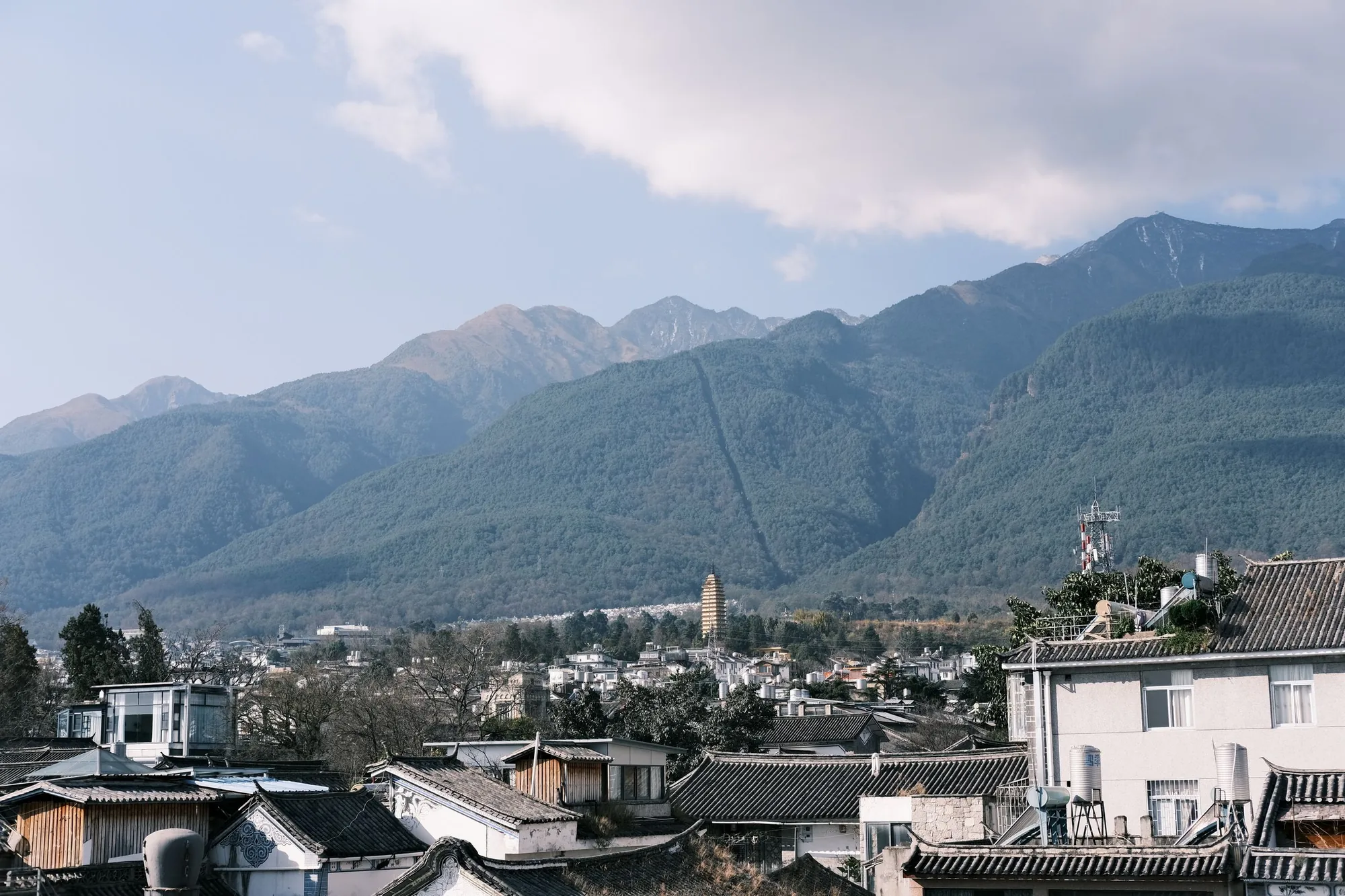 从古城屋顶望向苍山十九峰