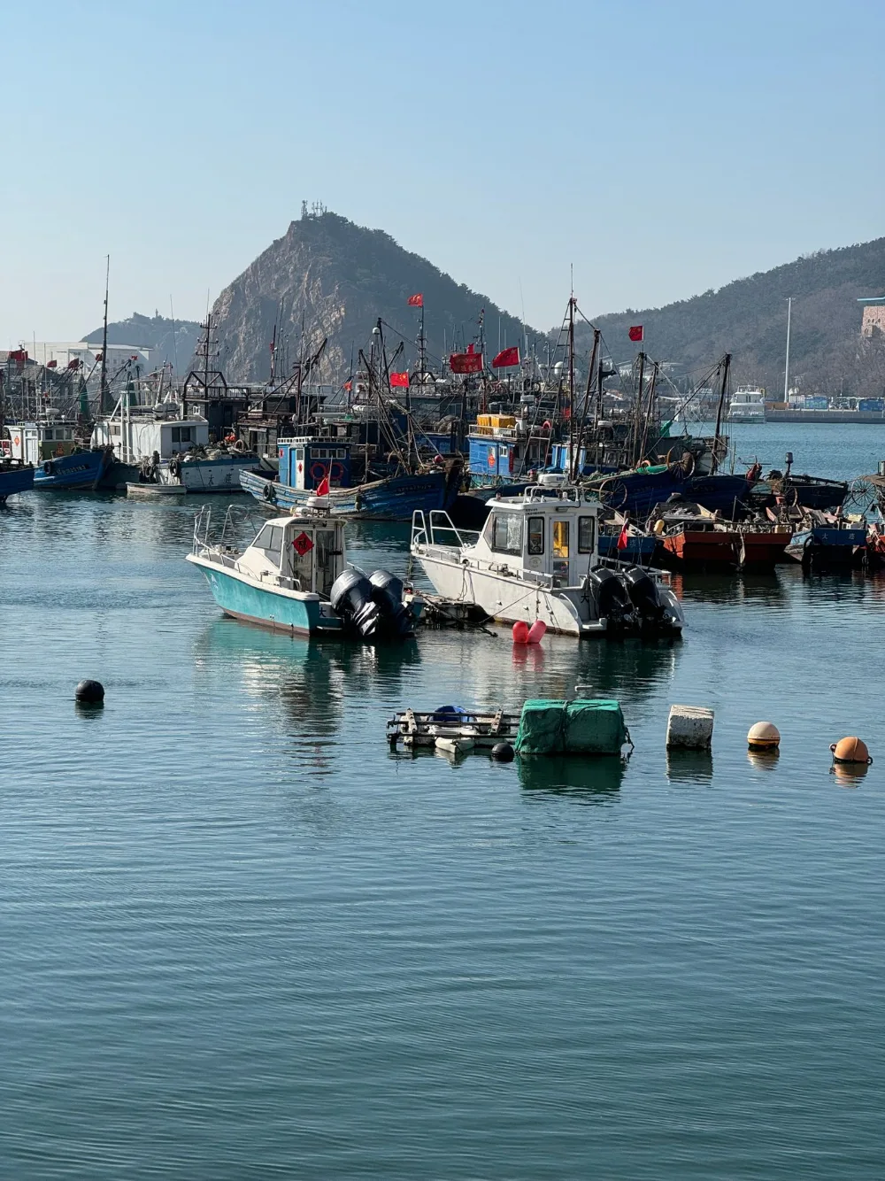 大连旅顺海滨渔船
