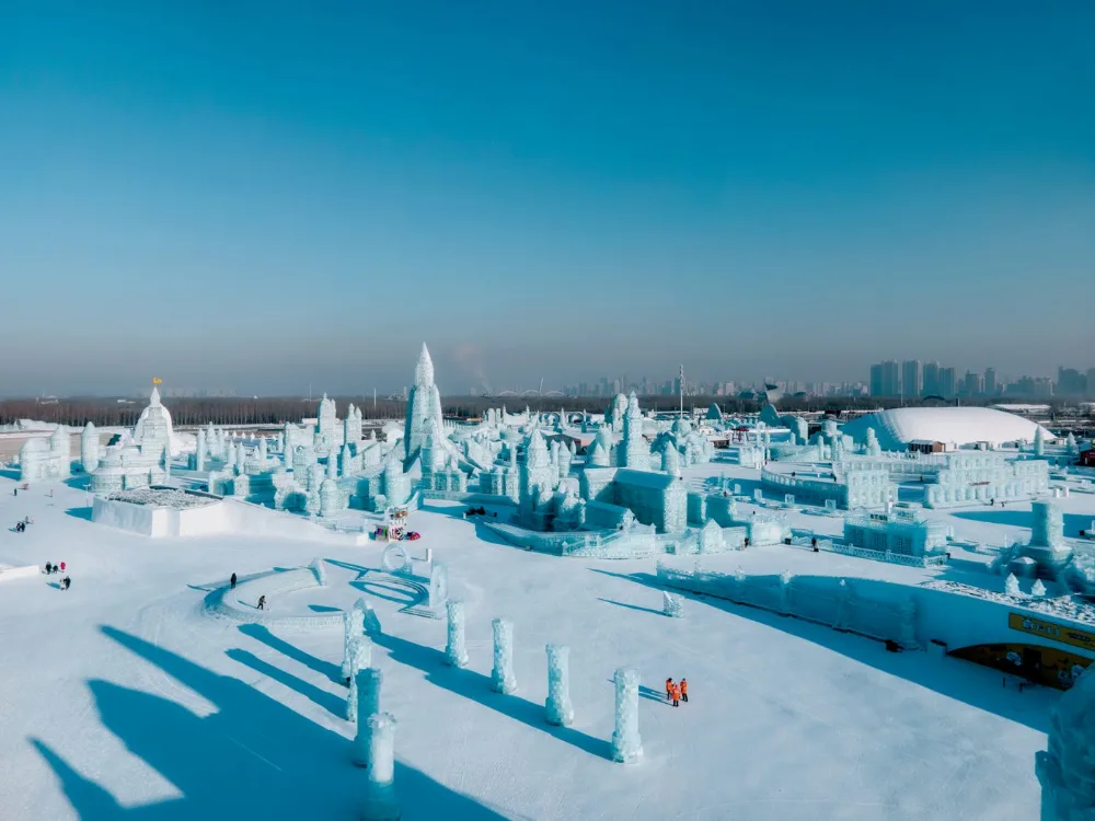 冰雪大世界园区航拍，冰雪建筑群与滑道