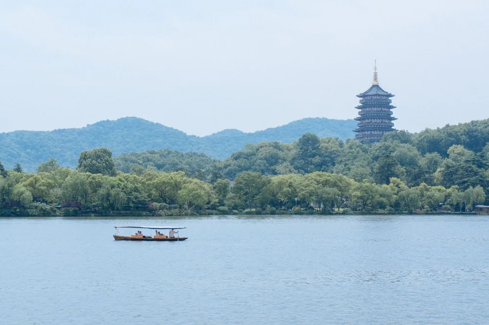 雷峰塔与湖面