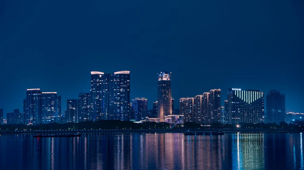 杭州钱江新城夜景，江面倒影