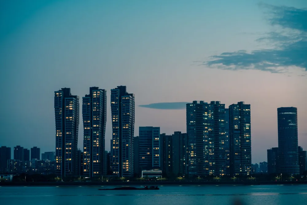黄昏时分的杭州天际线与江面