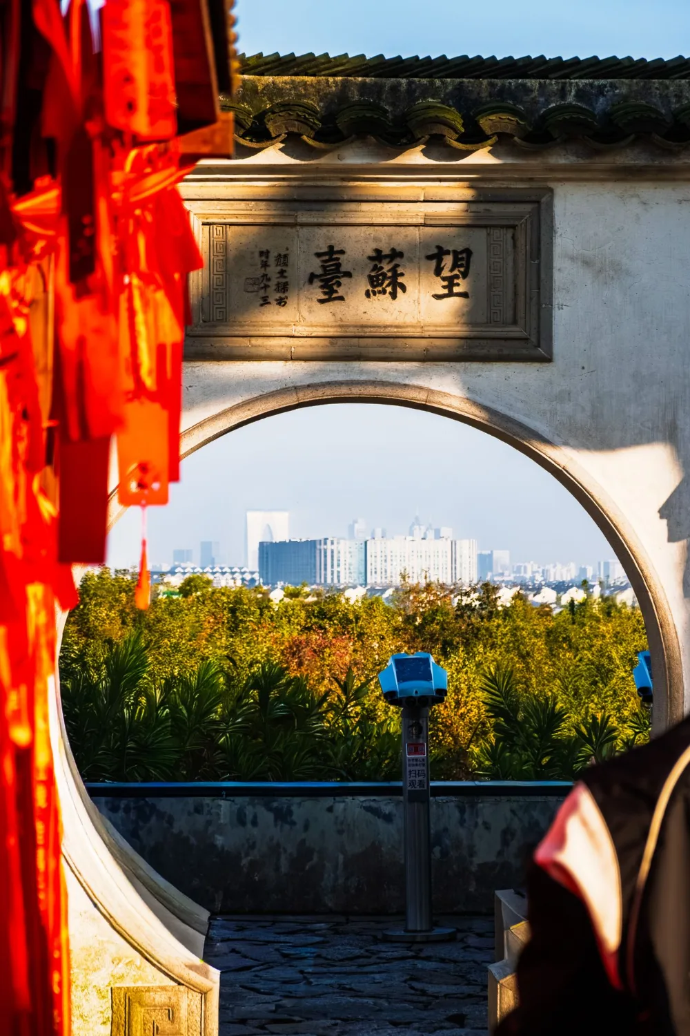 园林中的圆形洞门框景
