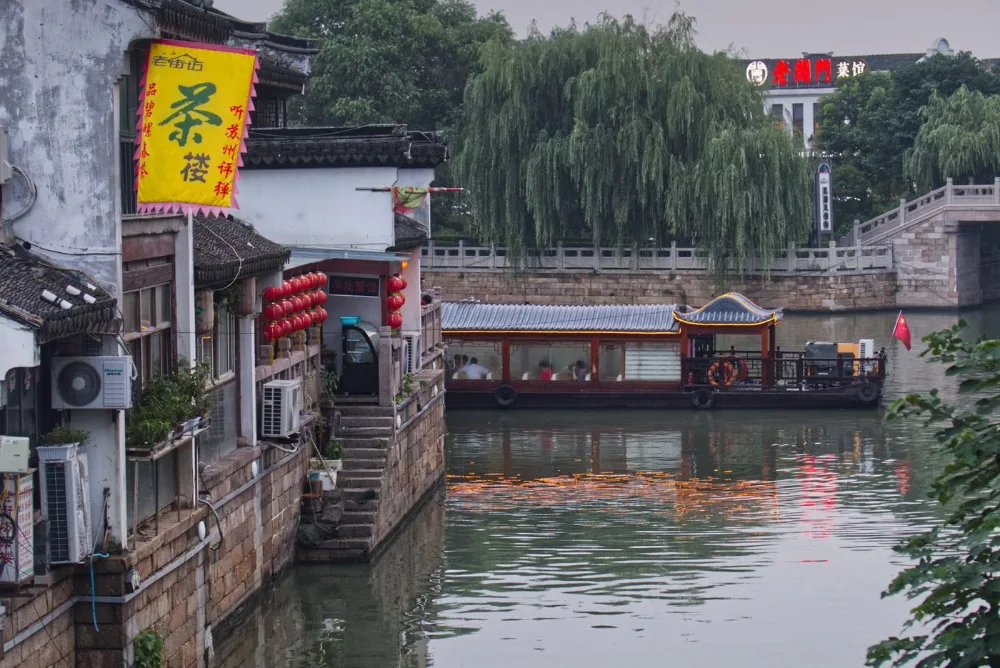 水巷里的摇橹船