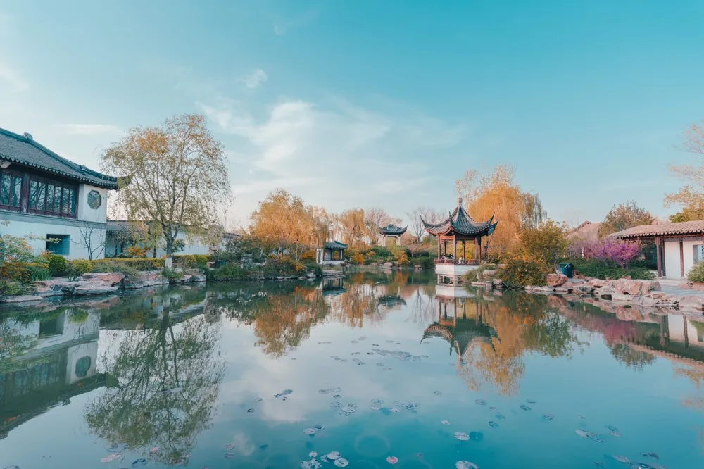 网师园的水面与亭台倒影