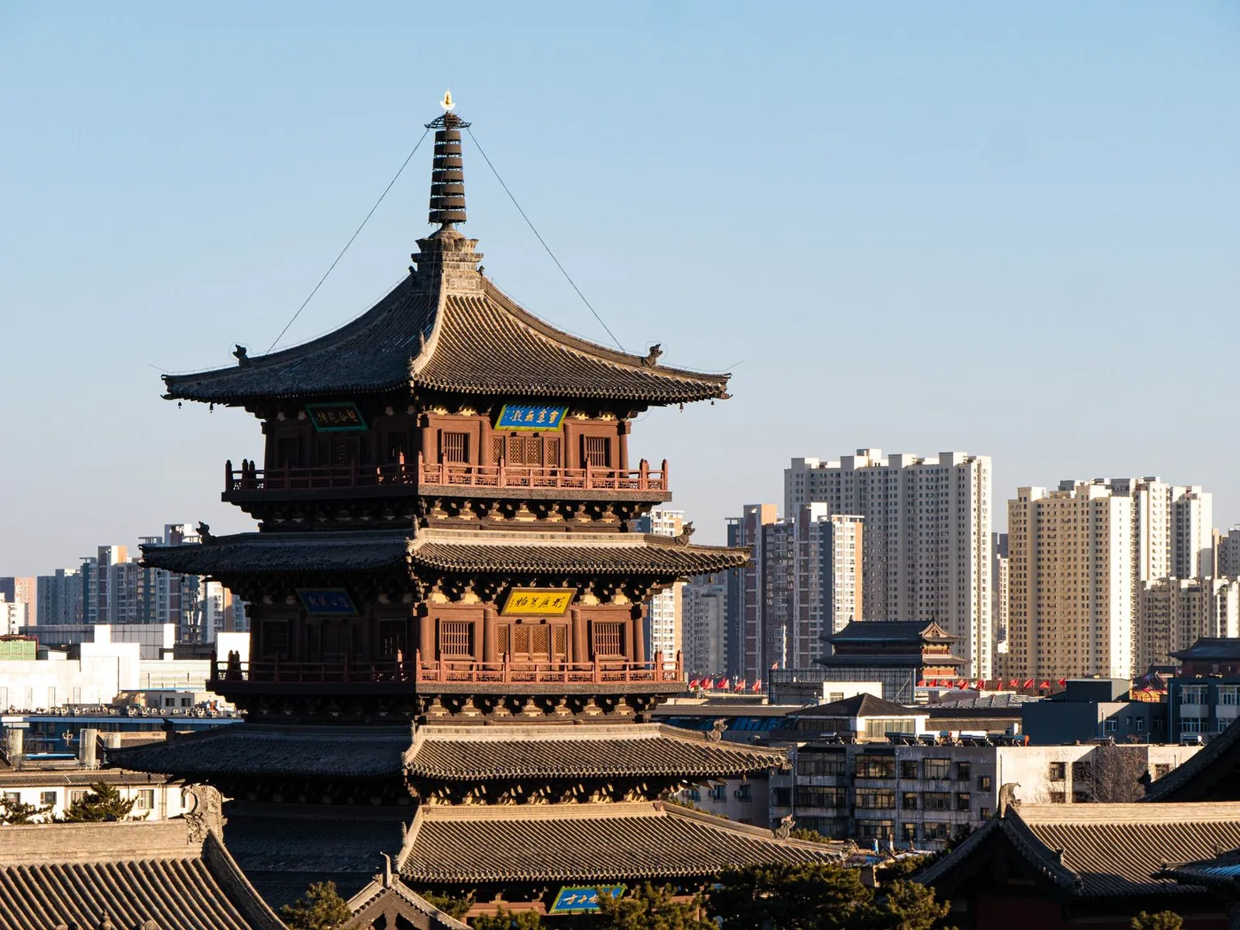 山间大佛