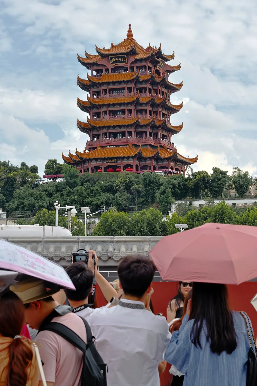 黄鹤楼，古塔掩映在绿树与琉璃瓦顶建筑之间