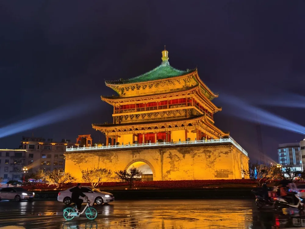 西安钟楼夜景，长曝光下的车流光轨