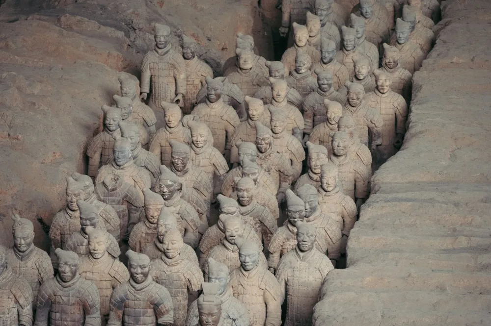 兵马俑坑道实景，夯土坑壁之间成排的陶俑