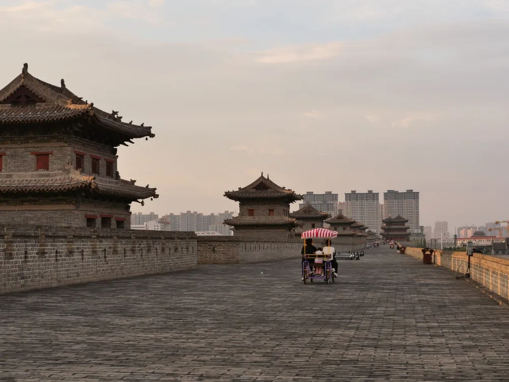 西安城墙上的黄昏，城墙在夕阳下延伸