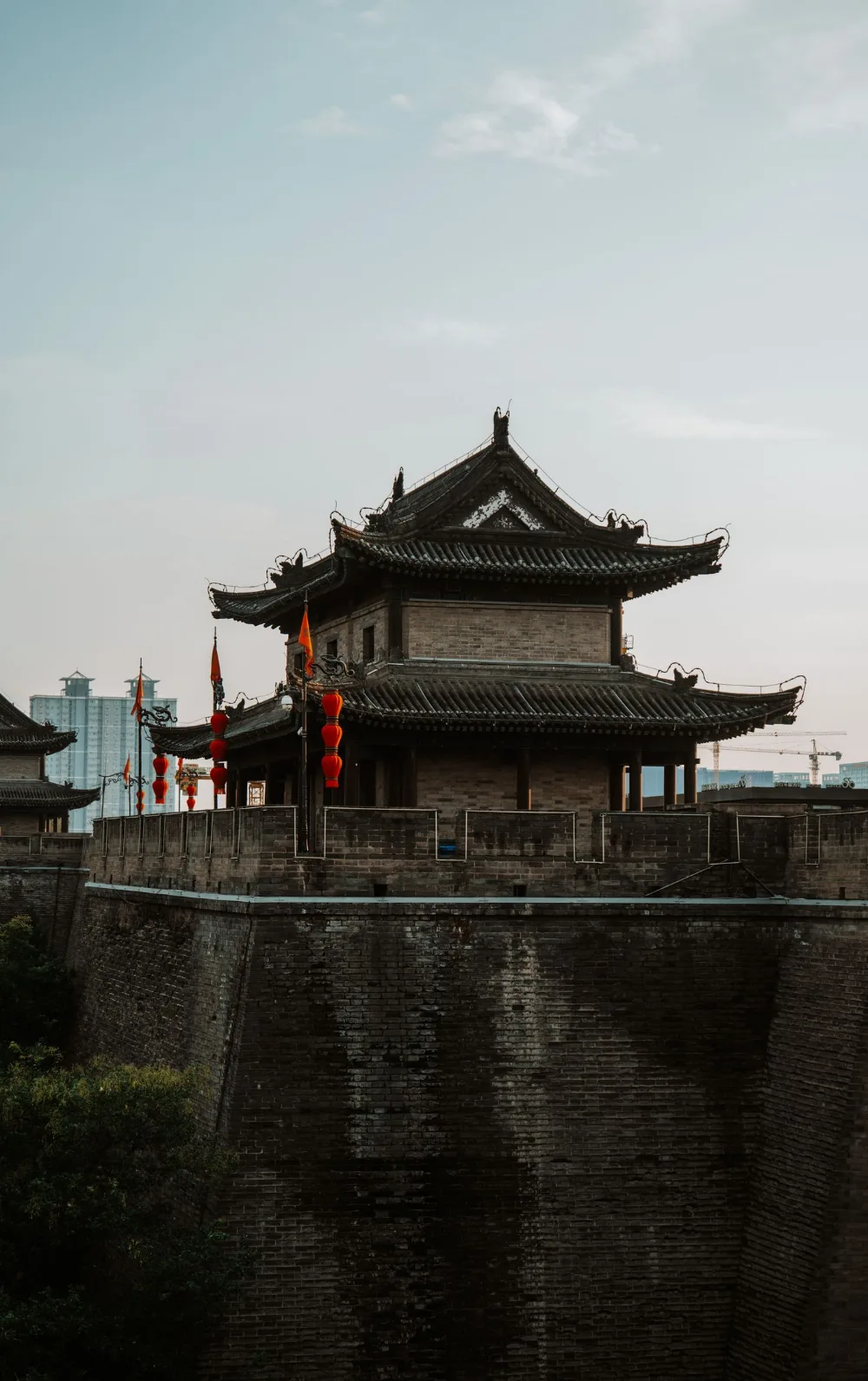 城墙步道，砖石铺就的墙面