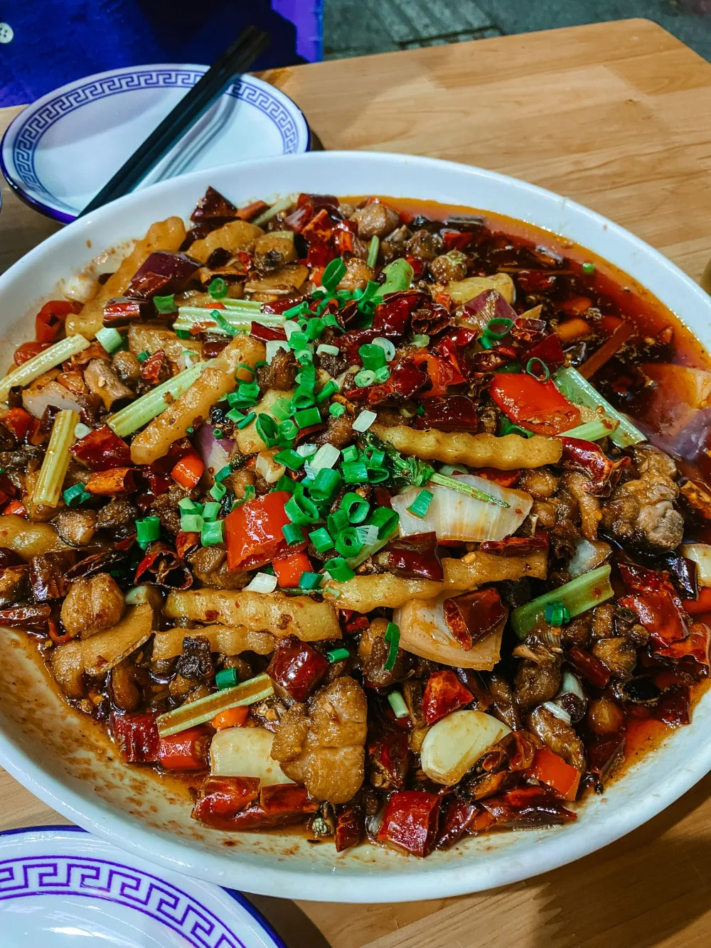 四川火锅，牛油锅底与丰富的配菜