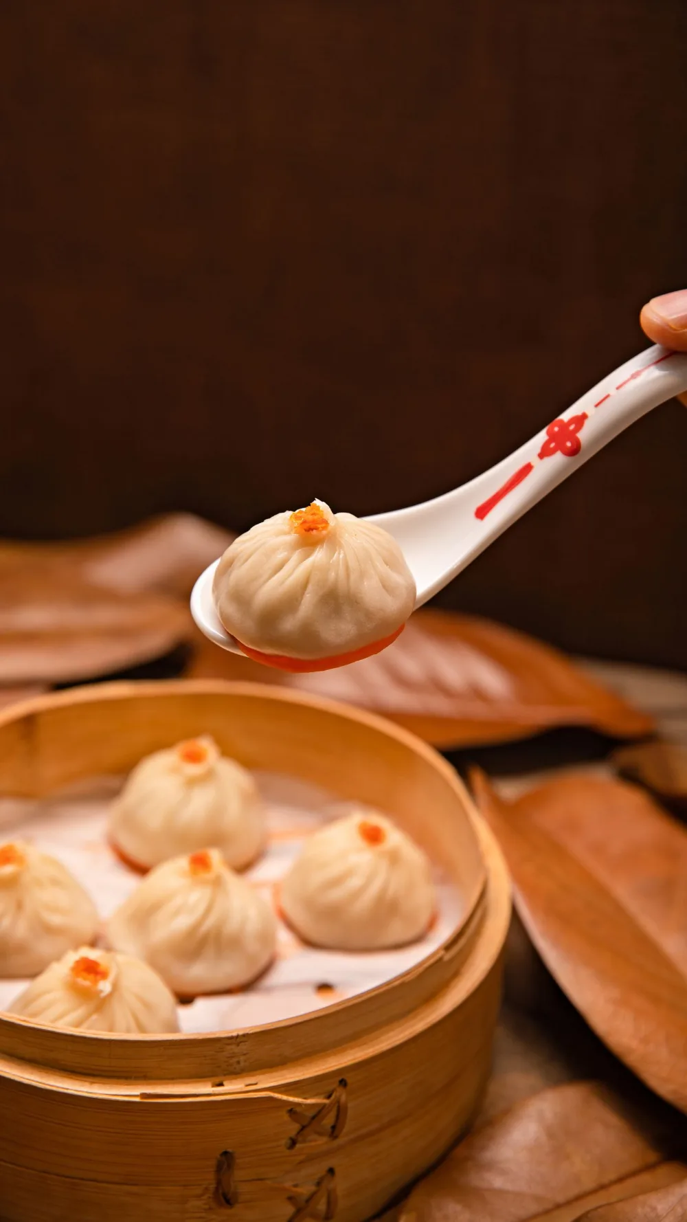 汤匙里舀起的小笼包